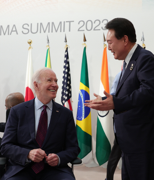 윤석열 대통령이 21일 일본 히로시마에서 열린 G7 정상회의를 계기로 가진 한미일 정상회담에 앞서 조 바이든 대통령과 환담을 나누고 있다. 연합뉴스